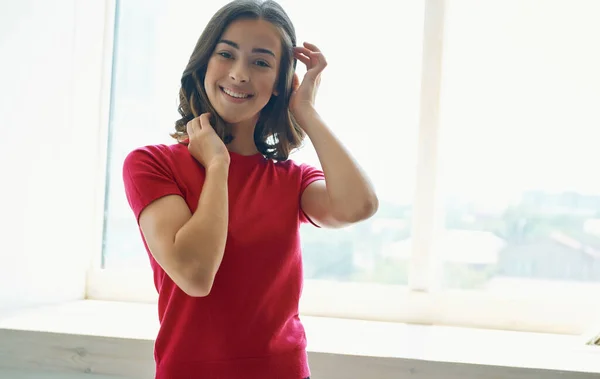 Mulher bonita em vermelho t-shirt estilo de vida emoções cinza fundo — Fotografia de Stock