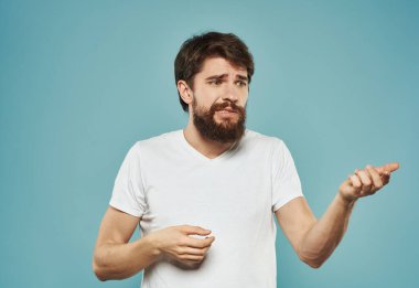 Duygusal adam ellerini mavi arkaplanda gezdiriyor Uzay Modeli kırpılmış görünümü kopyalıyor