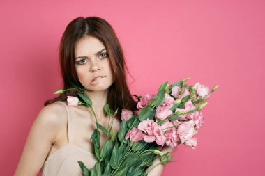 Güzel zarif kadın çiçek buketi hediye olarak pembe arka plan