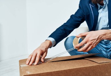 Bir profesyonelin ofis işlerini toplamak için kutu topluyorum.