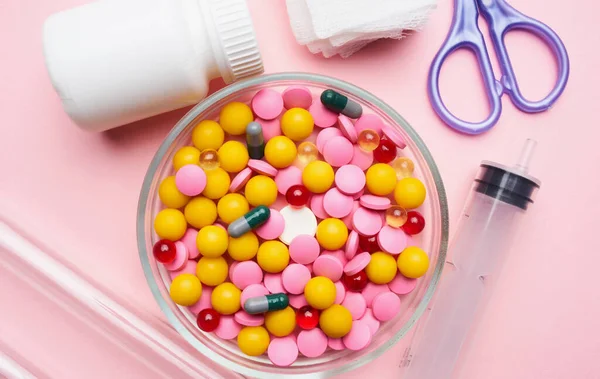 Разноцветные таблетки первой помощи упаковки упаковки розовый фон здоровья — стоковое фото