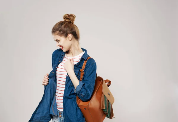 Mulher muito emocional estudante mochila moda roupas corte vista — Fotografia de Stock