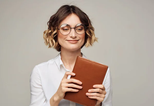 Üzleti nő rövid haj fehér ing és jegyzettömb a kezében — Stock Fotó