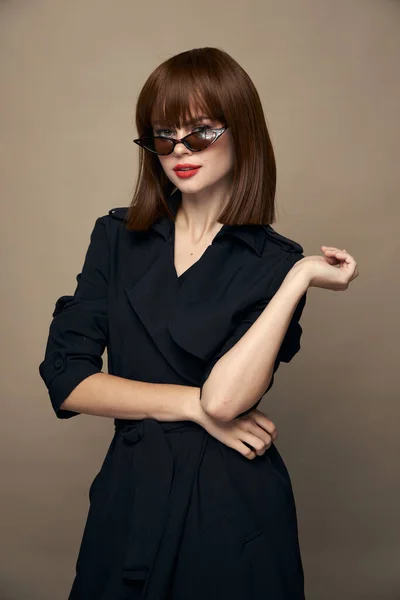 Sexig kvinna Glasögon makeup röda läppar svart rock — Stockfoto