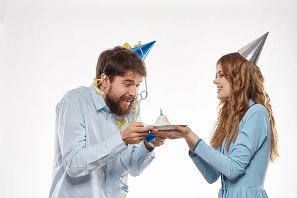 Uomo e donna con berretti in testa vacanza e divertente sorpresa di compleanno — Foto Stock