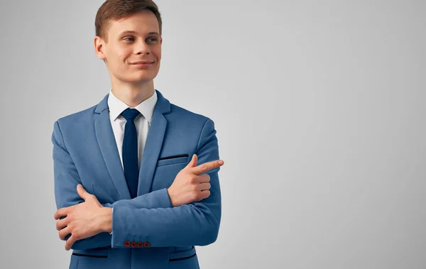 Человек синий галстук менеджер официальный профессиональный серый фон — стоковое фото