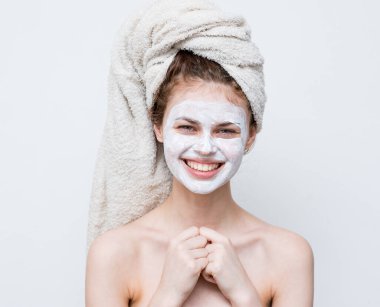 Çıplak omuzlu kadın, el kremi maskeli.