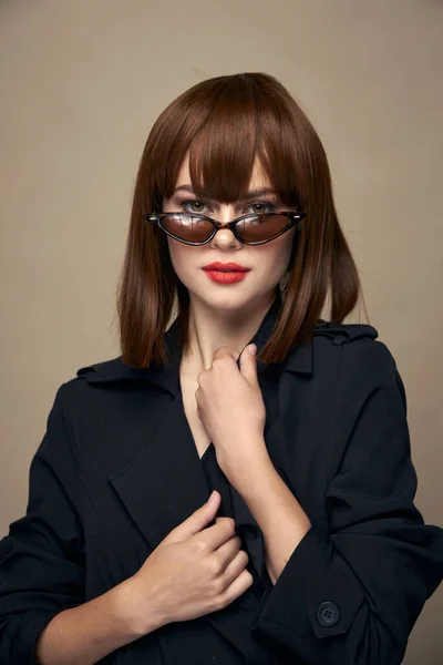 Moda donna modello ritratto nero cappotto trucco occhiali scuri — Foto Stock