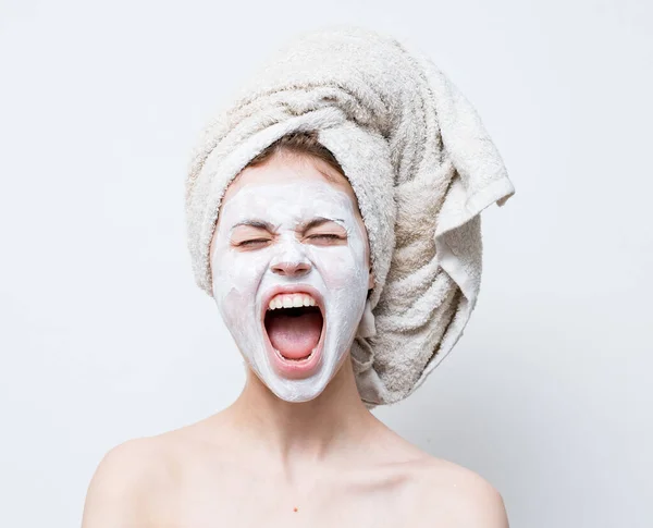 Wanita bertopeng terhadap titik-titik hitam di wajahnya emosi dengan handuk di kepalanya kulit bersih — Stok Foto