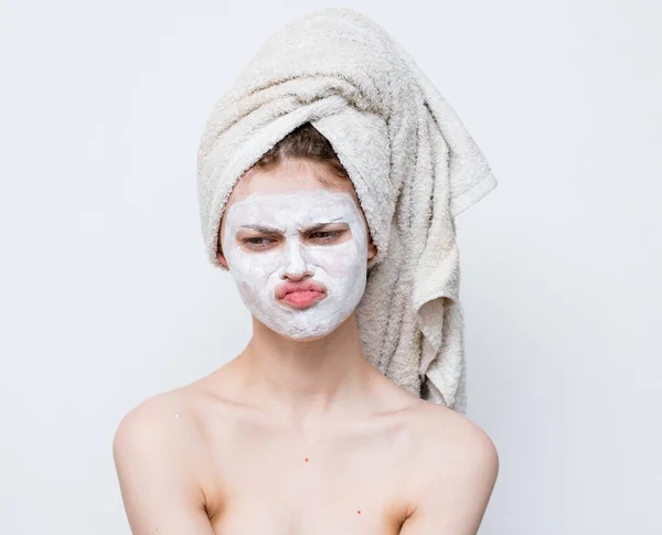 Mujer con mascarilla facial higiene de la piel limpia hombros desnudos — Foto de Stock