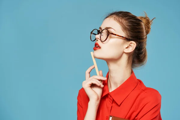 Mulher de negócios alegre vestindo óculos vermelho camisa secretário emoções — Fotografia de Stock