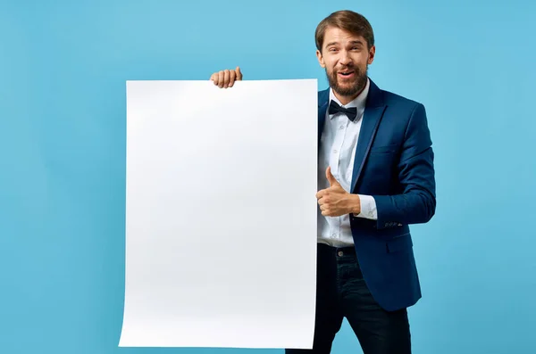 A man in a suit holding a banner in front of him advertising presentation official — Stock Photo, Image