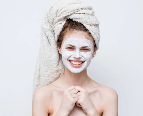 Femme aux épaules nues gesticulant avec masque visage crème mains — Photo