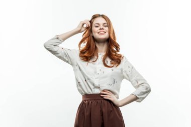 Takım elbiseli neşeli, zarif kadın gülümsüyor. 