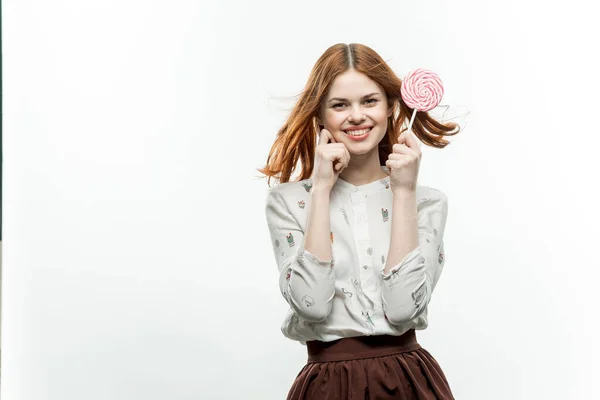 Vacker kvinna med rött hår i händerna på sötsaker känslor — Stockfoto