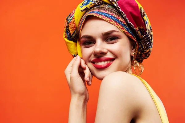 明るい女性の装飾多色ターバン魅力的な外観民族 — ストック写真