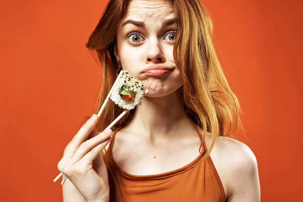 Mooie vrouw japans eetstokjes sushi broodjes dieet emoties — Stockfoto