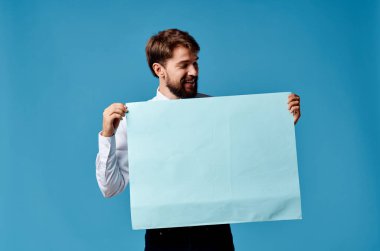 İş adamı gömlekli, kravatlı, pazarlama reklamcısı.