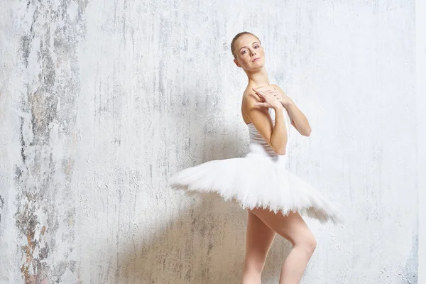 Láb balerina pointe cipő fehér tutu előadás — Stock Fotó