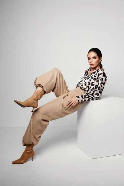 Mulher atraente em estilo de moda camisa leopardo — Fotografia de Stock