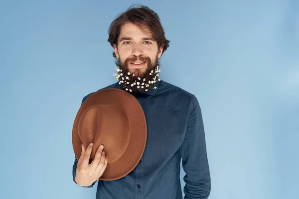 开开心心的男人头戴胡须帽，手拿衬衫，生活方式蓝色背景 — 图库照片