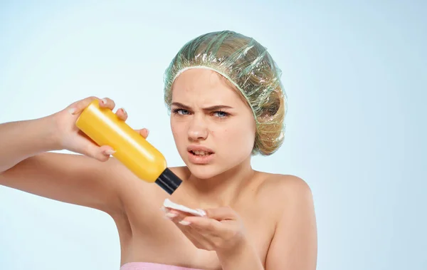 Kobieta w rękawiczkach medycznych pielęgnacja twarzy dermatologia kosmetyka nawilżający krem podkładka bawełniana — Zdjęcie stockowe