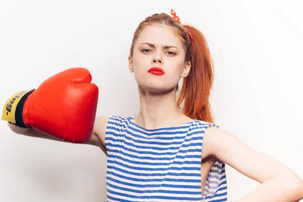 Mujer alegre en camisetas rayadas guantes de boxeo vista recortada — Foto de Stock