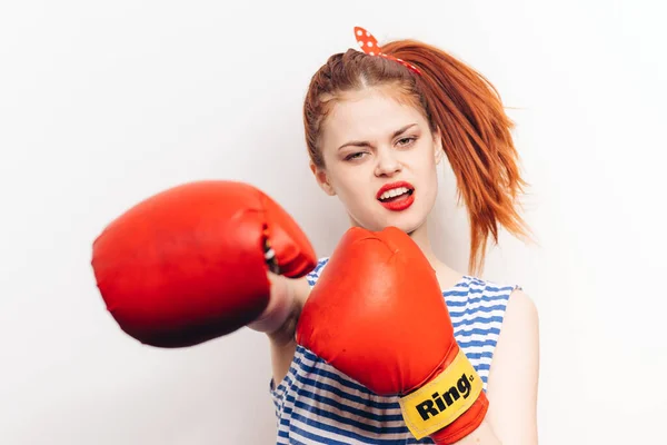 Starke Frau boxt in roten Handschuhen helle Make-up Frisur hellen Hintergrund — Stockfoto