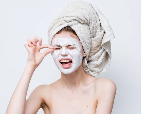 Mujer bonita con hombros desnudos crema máscara cuidado de la piel vista recortada — Foto de Stock