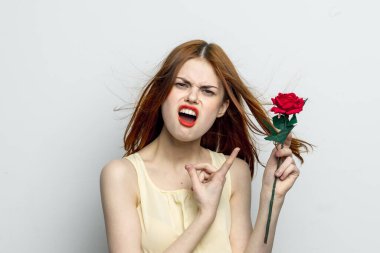 Kadın kızıl saçlı kozmetik makyaj yüzü gül çiçeği bayramı cazibesi