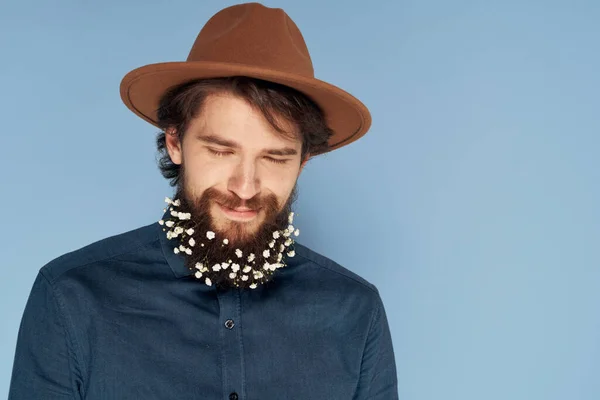 Homem elegante em chapéu barba flores camisa moda ecologia — Fotografia de Stock