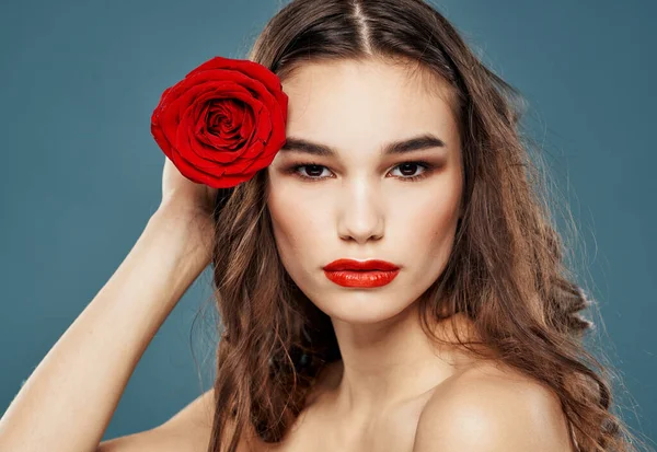 Barna, piros virág közel arc kék háttér vágott kilátás — Stock Fotó