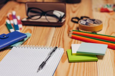 mavi kart sahibi kırtasiye çok renkli işaretleyiciler not defteri ofisi