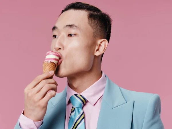 Ázsiai srác klasszikus öltöny frizura fagylalt rózsaszín háttér modell — Stock Fotó