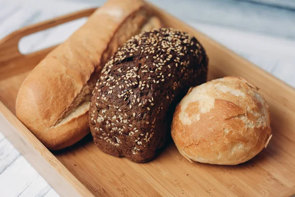 Ekmek, tahıllı kek, ahşap tepsi kahvaltı. — Stok fotoğraf