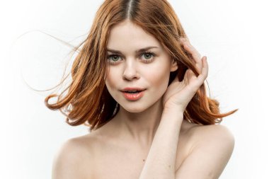 Seksi kadın portresi. Çıplak omuzlar. Yakın plan.