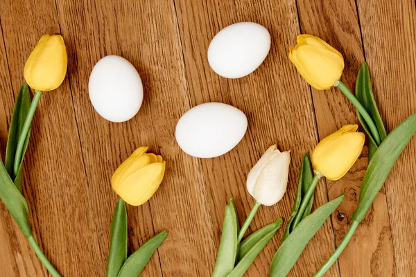 Fleurs oeufs de poulet fond en bois Espace de copie Pâques — Photo