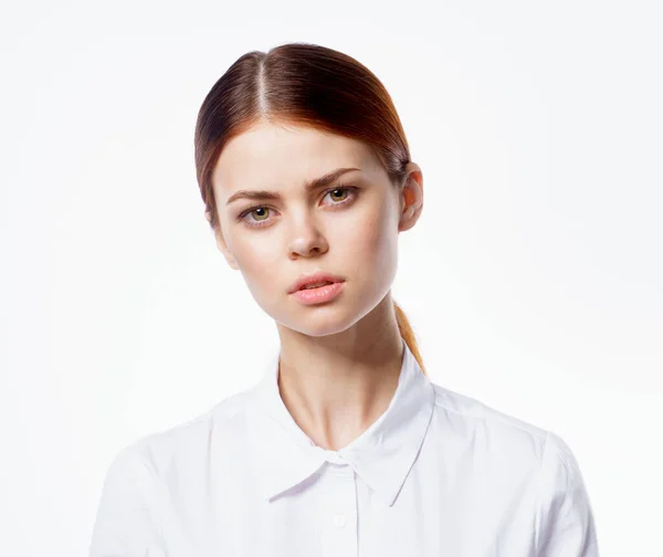 Жінка в білій сорочці строгий стиль мода емоції світлий фон — стокове фото