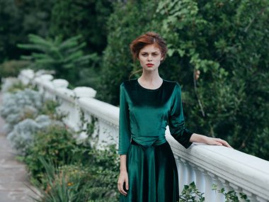 Yeşil elbise doğa lüks yaz aşkı düğünü