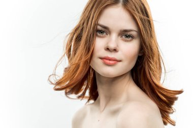 Güzel bir kadın, çıplak omuzlarında makyaj, yüzünde çekici bir yüz, yakından bak.