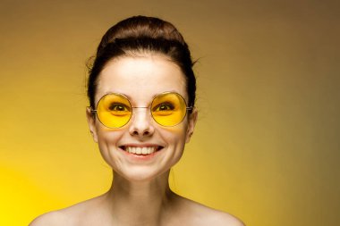 Neşeli esmer, çıplak omuzlu, sarı gözlüklü, duygusal stüdyo.