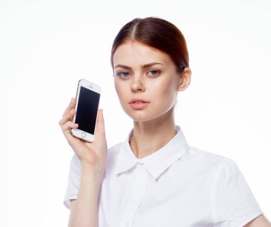 Tişörtlü kadın, elinde telefon, teknoloji sekreteri.