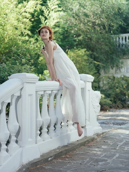 Женщина в белом платье Природа Греция украшения мифология — стоковое фото