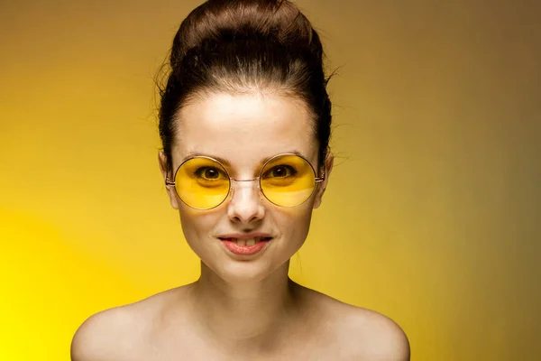 Jolie femme avec les épaules nues en lunettes jaunes émotions look attrayant — Photo