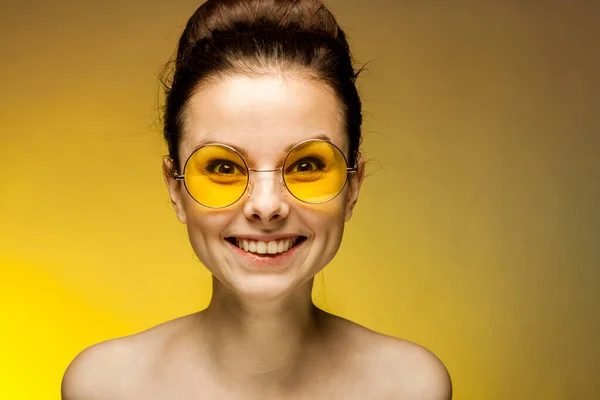 Allegro bruna nudo spalle occhiali gialli emozioni studio — Foto Stock
