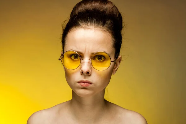 Brunette with yellow glasses bare shoulders clear skin — Stock Photo, Image