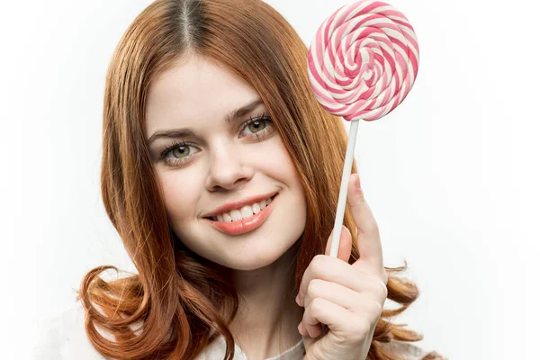 Attraktive Frau mit Lutscher in den Händen Süßigkeiten Emotionen Freude Nahaufnahme — Stockfoto