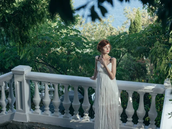 Портрет женщины в белом платье на открытом воздухе Греция образ жизни — стоковое фото