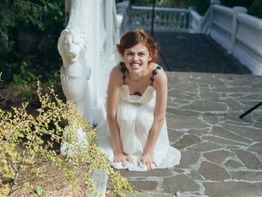 Güzel kadın doğa dekorasyonu klasik tarz geleneksel kıyafet.