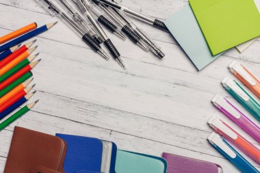 antetli kartvizit sahipleri ofis kağıdı kağıtları renkli kalemler.